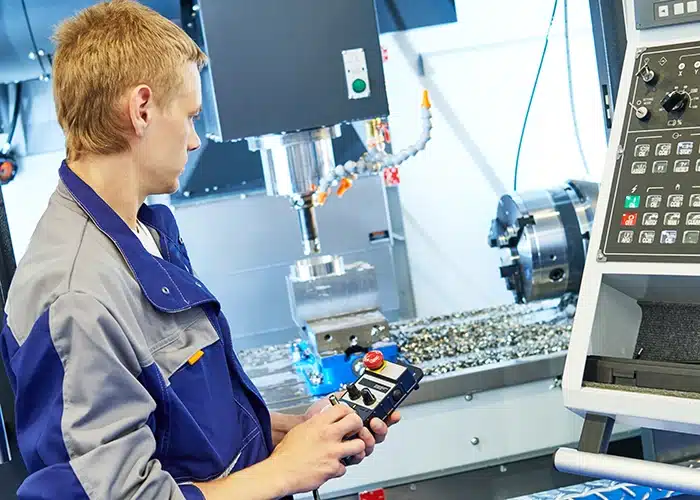 operai specializzati in officina meccanica di precisione a Bologna